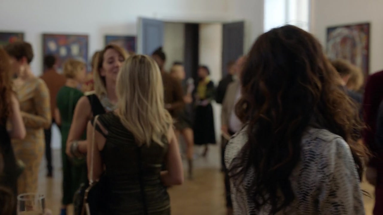 Emily_in_Paris_S01E04_A_Kiss_Is_Just_A_Kiss_720p_NF_WEB-DL_DDP5_1_x264-BTN_0503.jpg