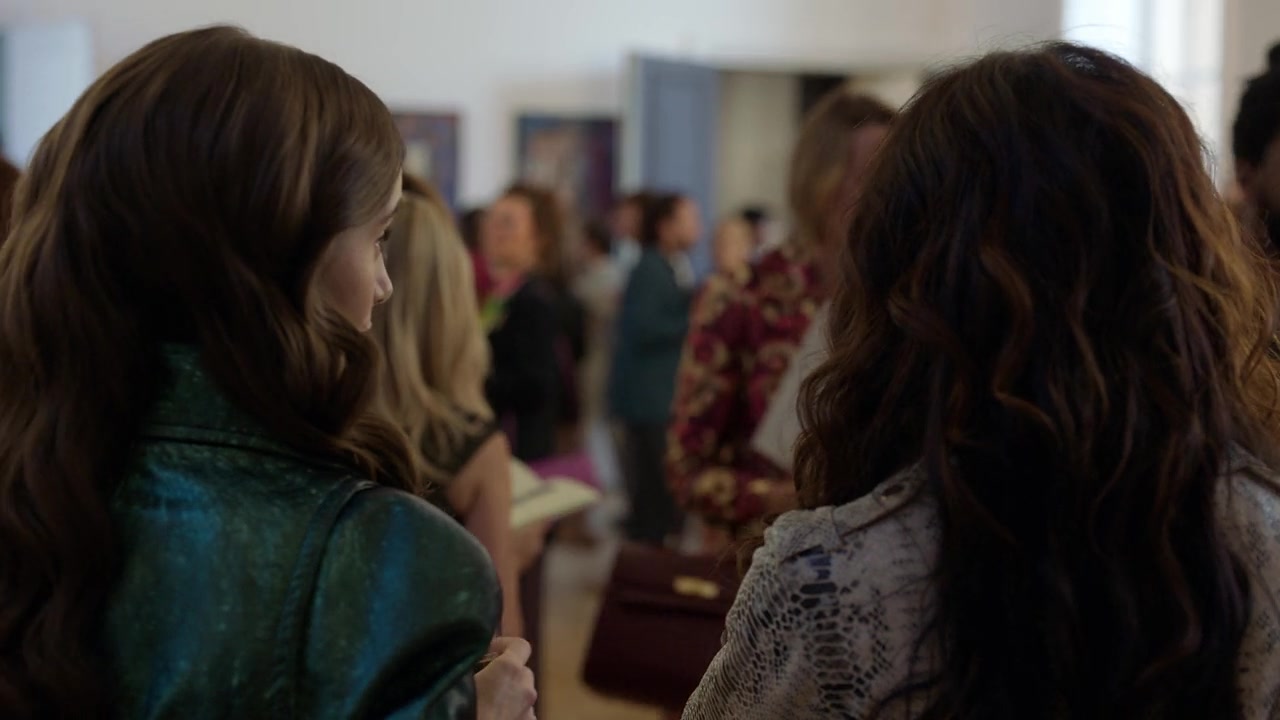 Emily_in_Paris_S01E04_A_Kiss_Is_Just_A_Kiss_720p_NF_WEB-DL_DDP5_1_x264-BTN_0508.jpg