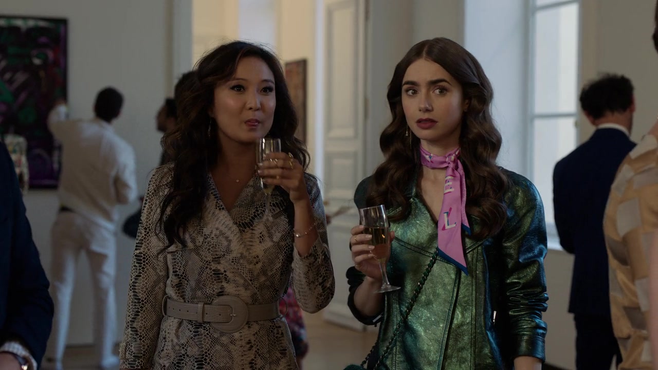 Emily_in_Paris_S01E04_A_Kiss_Is_Just_A_Kiss_720p_NF_WEB-DL_DDP5_1_x264-BTN_0514.jpg