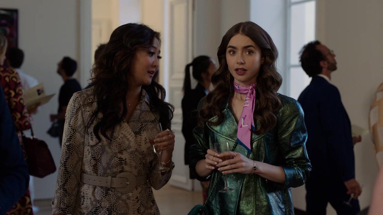 Emily_in_Paris_S01E04_A_Kiss_Is_Just_A_Kiss_720p_NF_WEB-DL_DDP5_1_x264-BTN_0520.jpg
