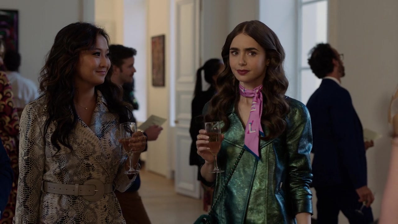Emily_in_Paris_S01E04_A_Kiss_Is_Just_A_Kiss_720p_NF_WEB-DL_DDP5_1_x264-BTN_0522.jpg