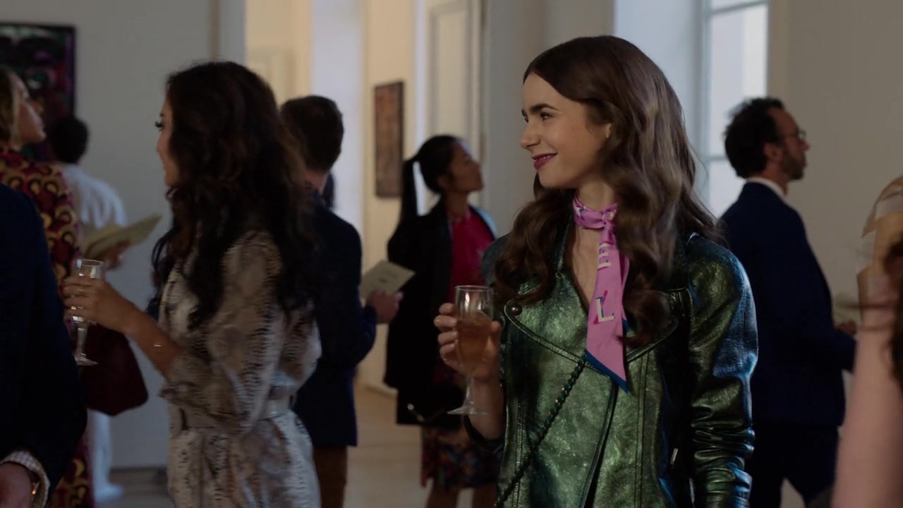 Emily_in_Paris_S01E04_A_Kiss_Is_Just_A_Kiss_720p_NF_WEB-DL_DDP5_1_x264-BTN_0525.jpg