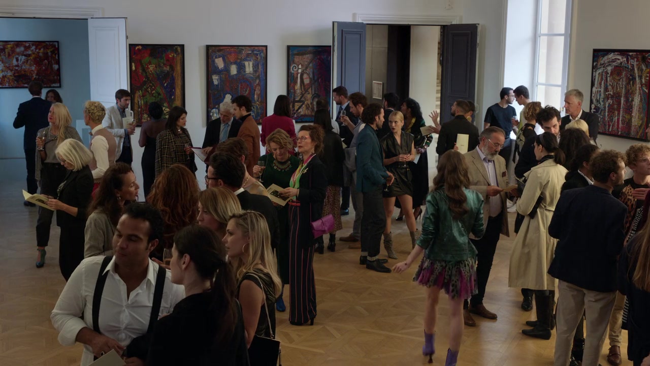 Emily_in_Paris_S01E04_A_Kiss_Is_Just_A_Kiss_720p_NF_WEB-DL_DDP5_1_x264-BTN_0527.jpg