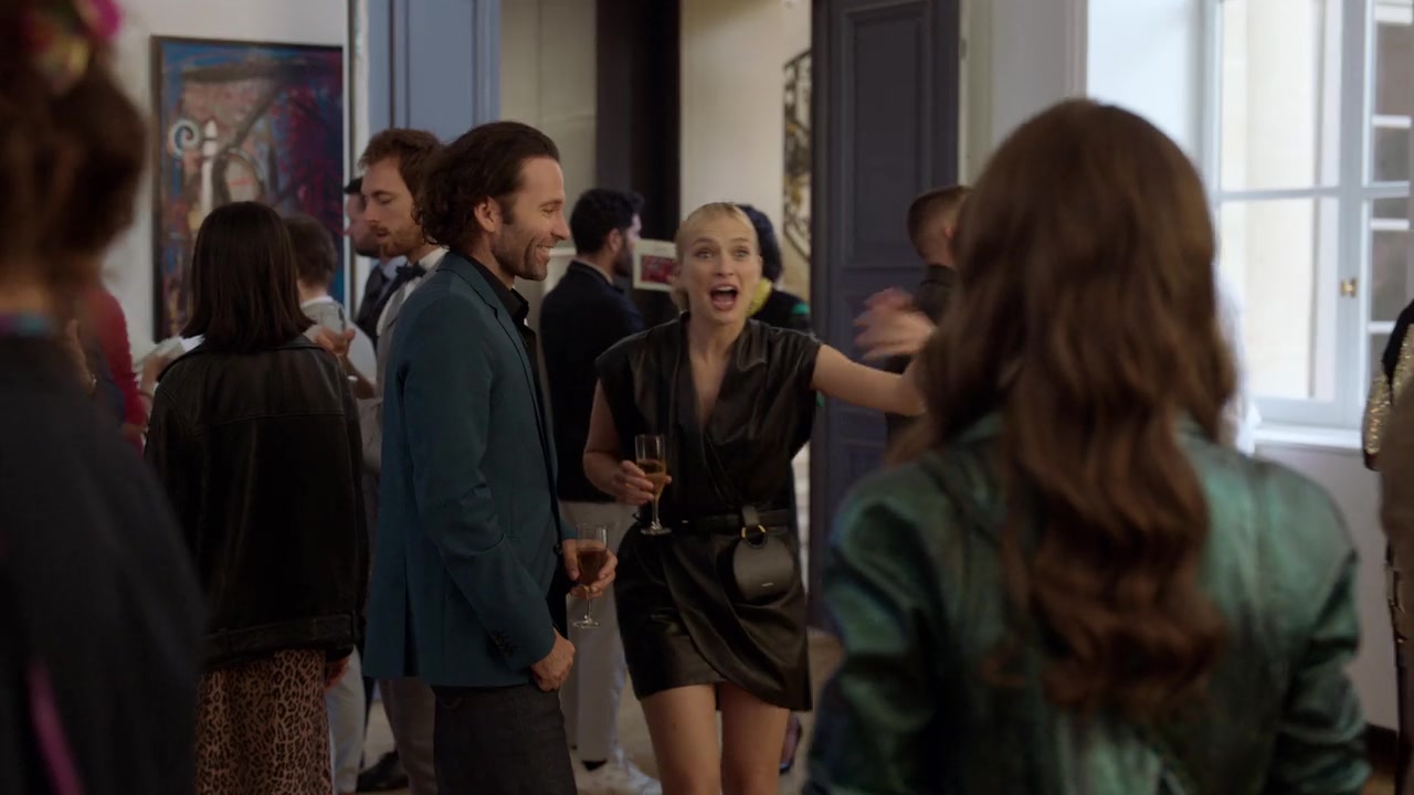 Emily_in_Paris_S01E04_A_Kiss_Is_Just_A_Kiss_720p_NF_WEB-DL_DDP5_1_x264-BTN_0528.jpg