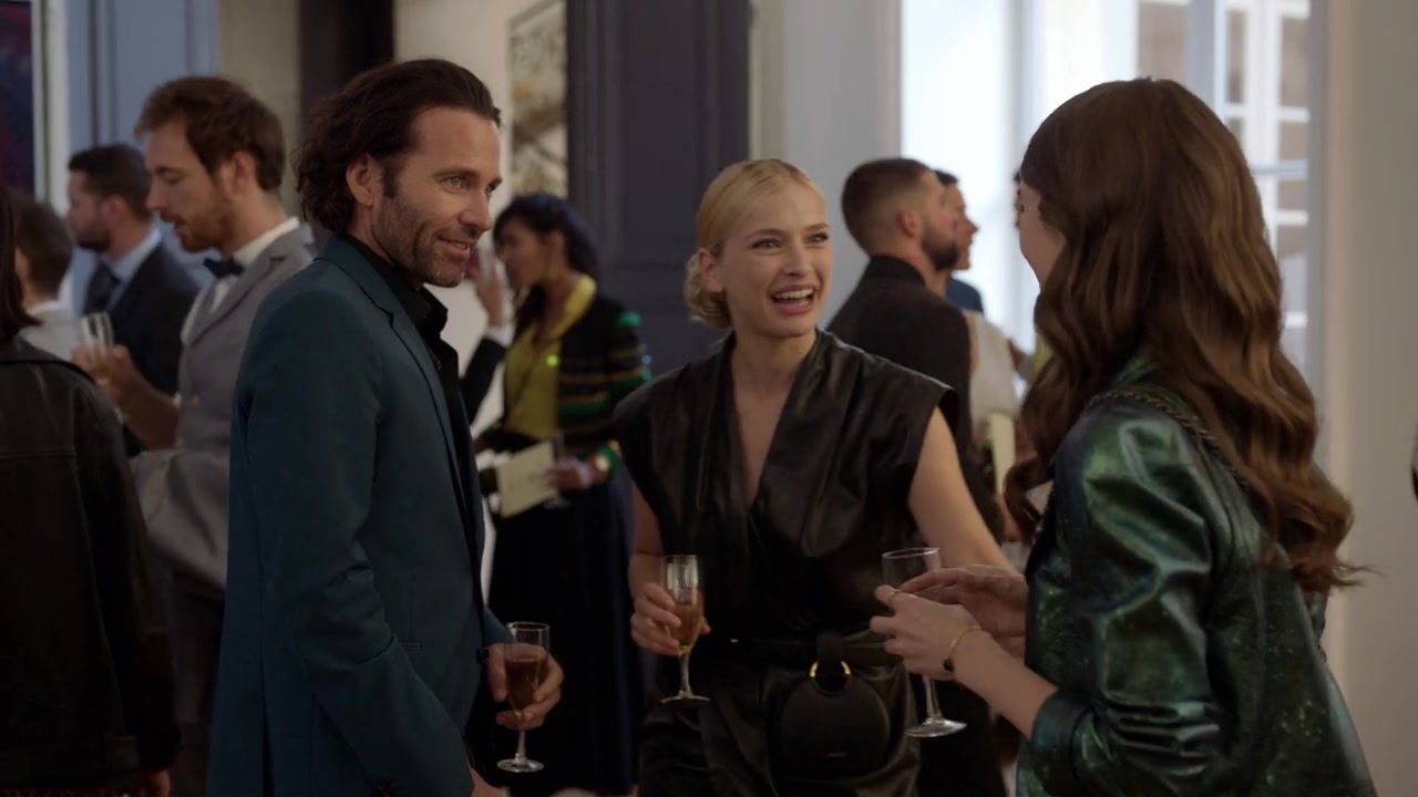 Emily_in_Paris_S01E04_A_Kiss_Is_Just_A_Kiss_720p_NF_WEB-DL_DDP5_1_x264-BTN_0531.jpg