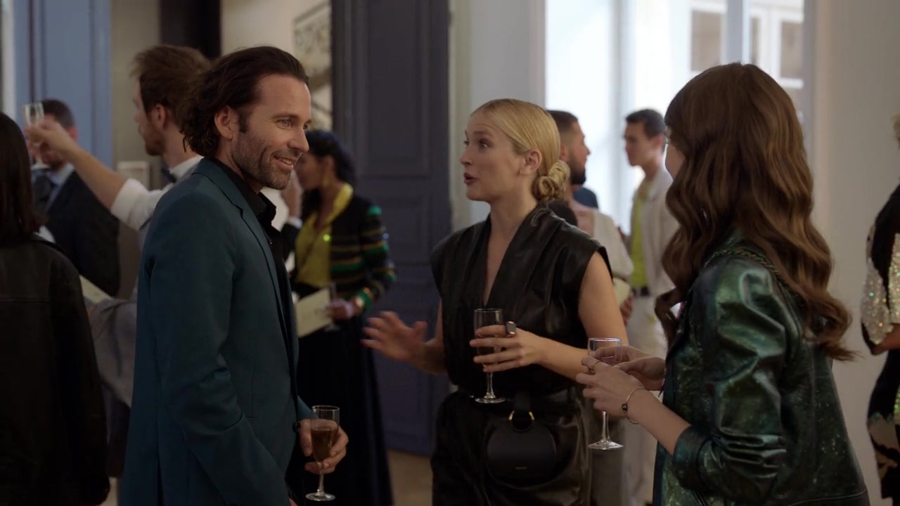 Emily_in_Paris_S01E04_A_Kiss_Is_Just_A_Kiss_720p_NF_WEB-DL_DDP5_1_x264-BTN_0532.jpg