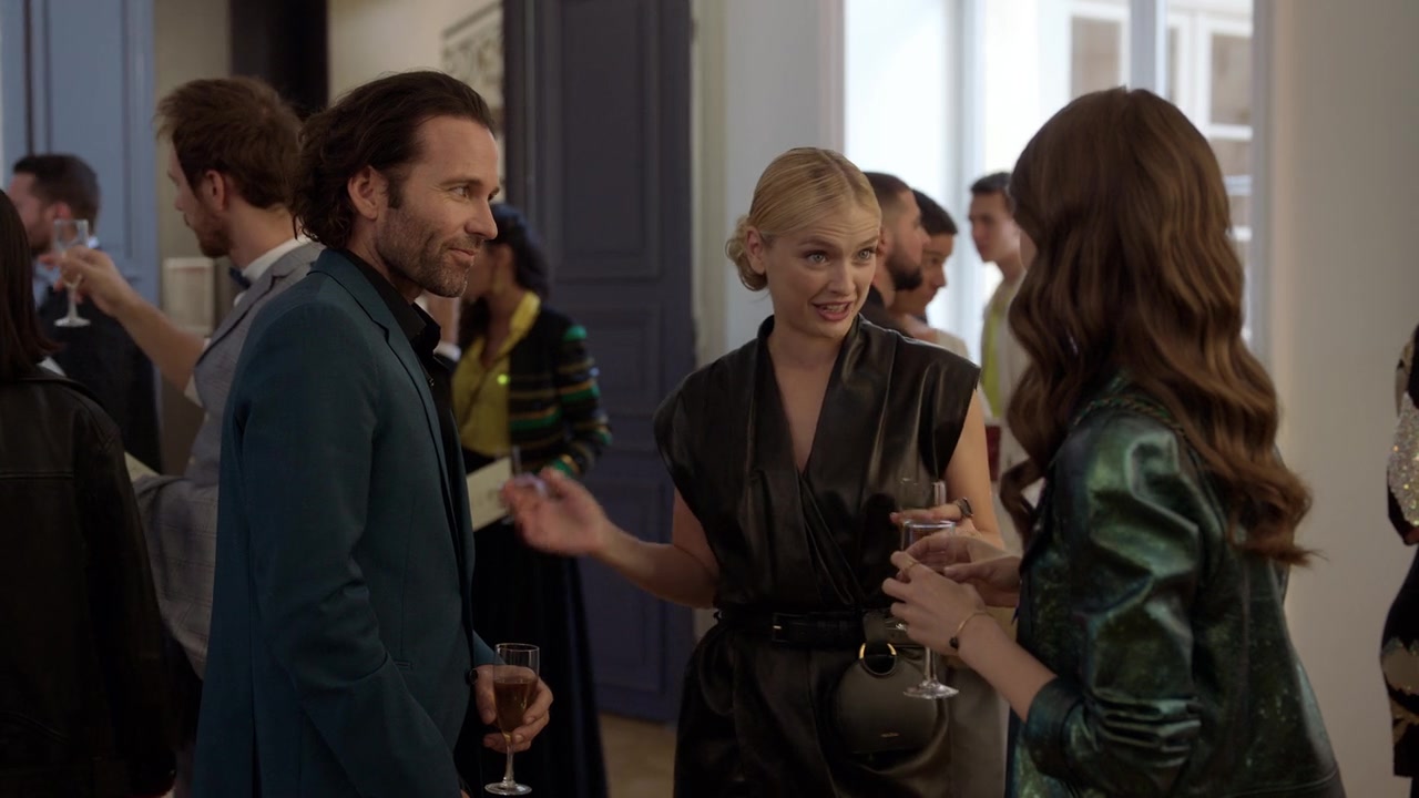 Emily_in_Paris_S01E04_A_Kiss_Is_Just_A_Kiss_720p_NF_WEB-DL_DDP5_1_x264-BTN_0533.jpg
