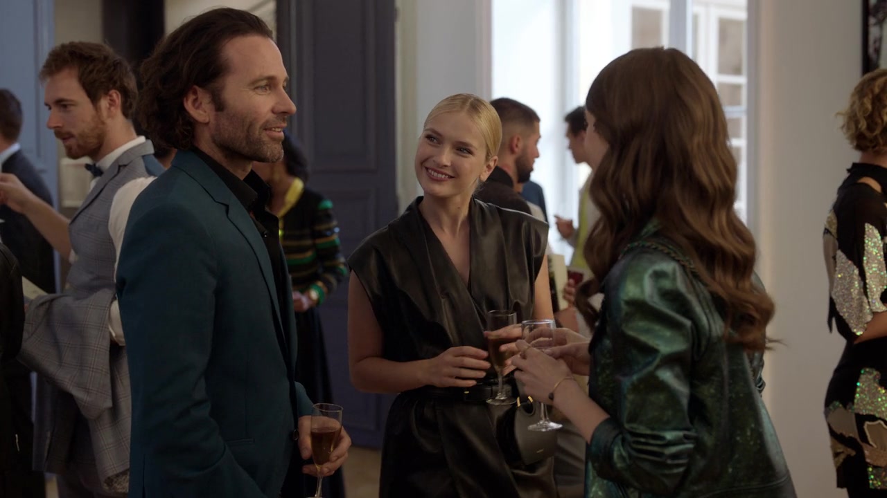 Emily_in_Paris_S01E04_A_Kiss_Is_Just_A_Kiss_720p_NF_WEB-DL_DDP5_1_x264-BTN_0535.jpg