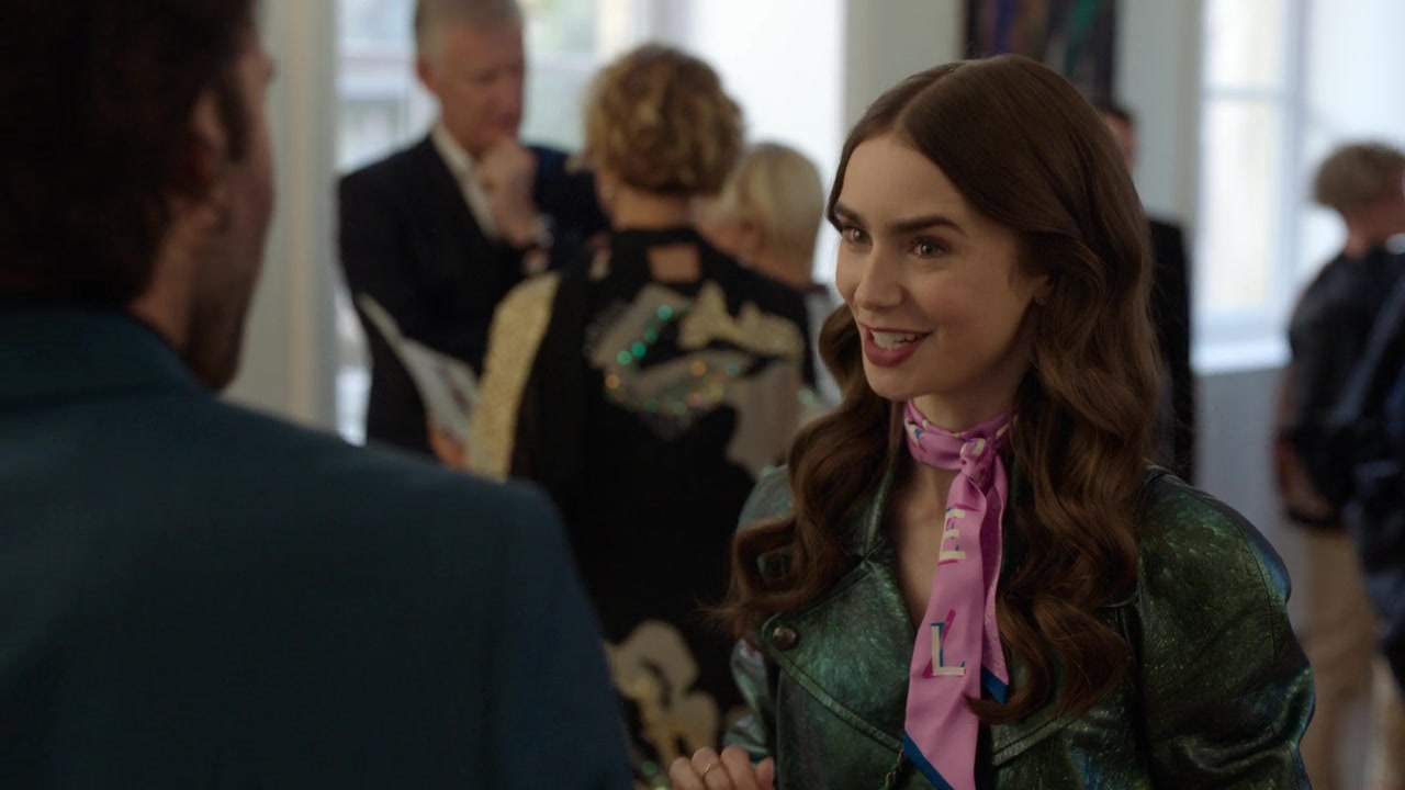 Emily_in_Paris_S01E04_A_Kiss_Is_Just_A_Kiss_720p_NF_WEB-DL_DDP5_1_x264-BTN_0536.jpg