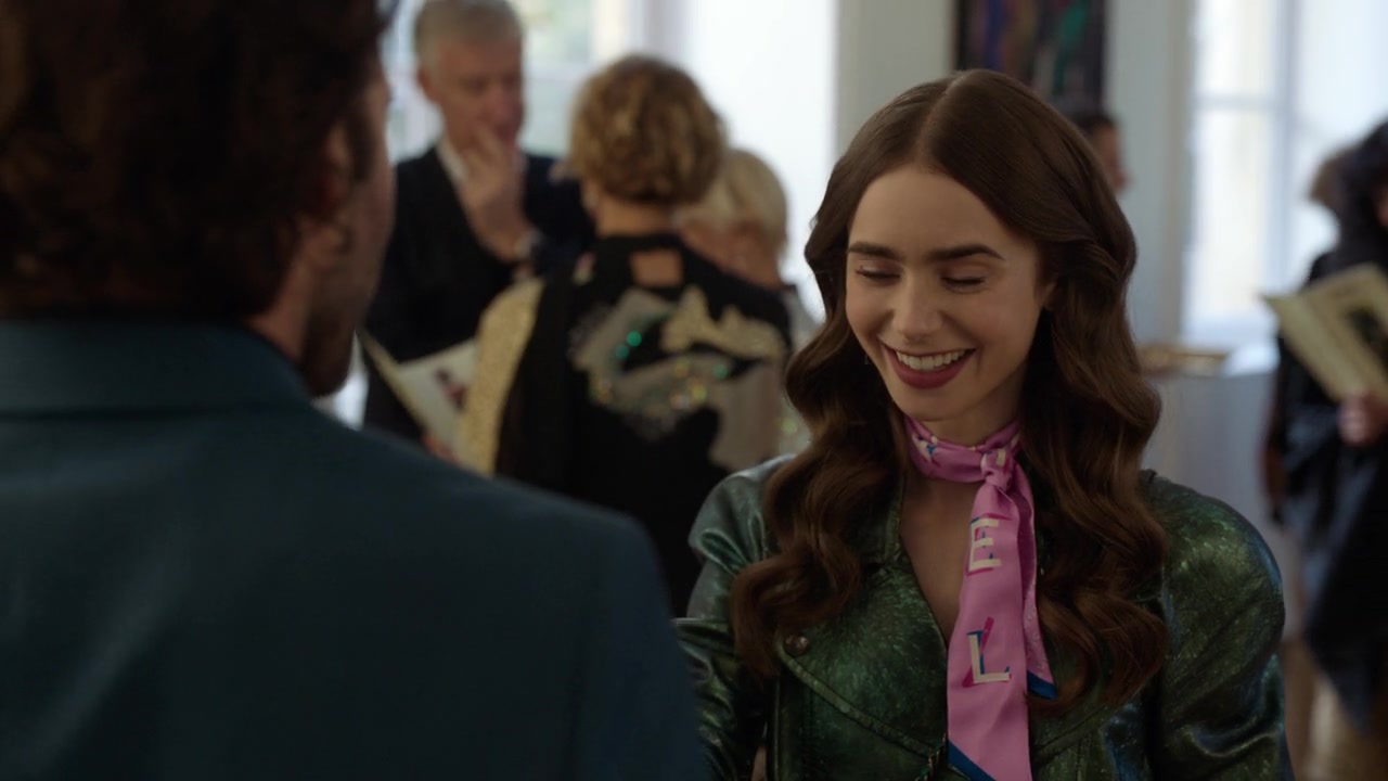 Emily_in_Paris_S01E04_A_Kiss_Is_Just_A_Kiss_720p_NF_WEB-DL_DDP5_1_x264-BTN_0537.jpg