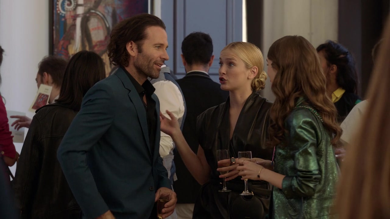 Emily_in_Paris_S01E04_A_Kiss_Is_Just_A_Kiss_720p_NF_WEB-DL_DDP5_1_x264-BTN_0539.jpg