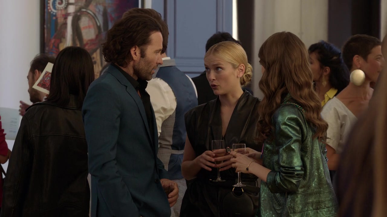 Emily_in_Paris_S01E04_A_Kiss_Is_Just_A_Kiss_720p_NF_WEB-DL_DDP5_1_x264-BTN_0540.jpg