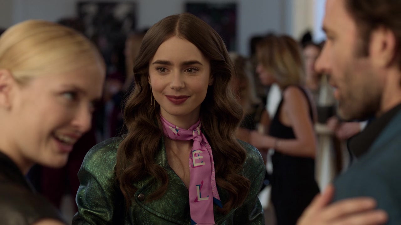 Emily_in_Paris_S01E04_A_Kiss_Is_Just_A_Kiss_720p_NF_WEB-DL_DDP5_1_x264-BTN_0545.jpg