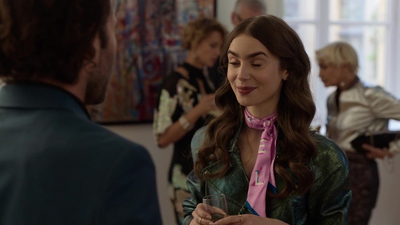 Emily_in_Paris_S01E04_A_Kiss_Is_Just_A_Kiss_720p_NF_WEB-DL_DDP5_1_x264-BTN_0557.jpg