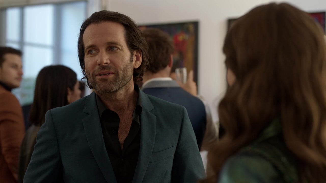 Emily_in_Paris_S01E04_A_Kiss_Is_Just_A_Kiss_720p_NF_WEB-DL_DDP5_1_x264-BTN_0558.jpg