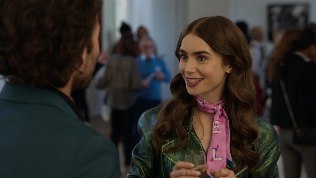 Emily_in_Paris_S01E04_A_Kiss_Is_Just_A_Kiss_720p_NF_WEB-DL_DDP5_1_x264-BTN_0595.jpg