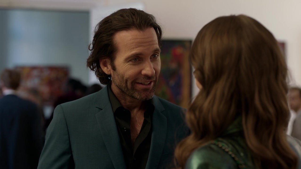 Emily_in_Paris_S01E04_A_Kiss_Is_Just_A_Kiss_720p_NF_WEB-DL_DDP5_1_x264-BTN_0606.jpg