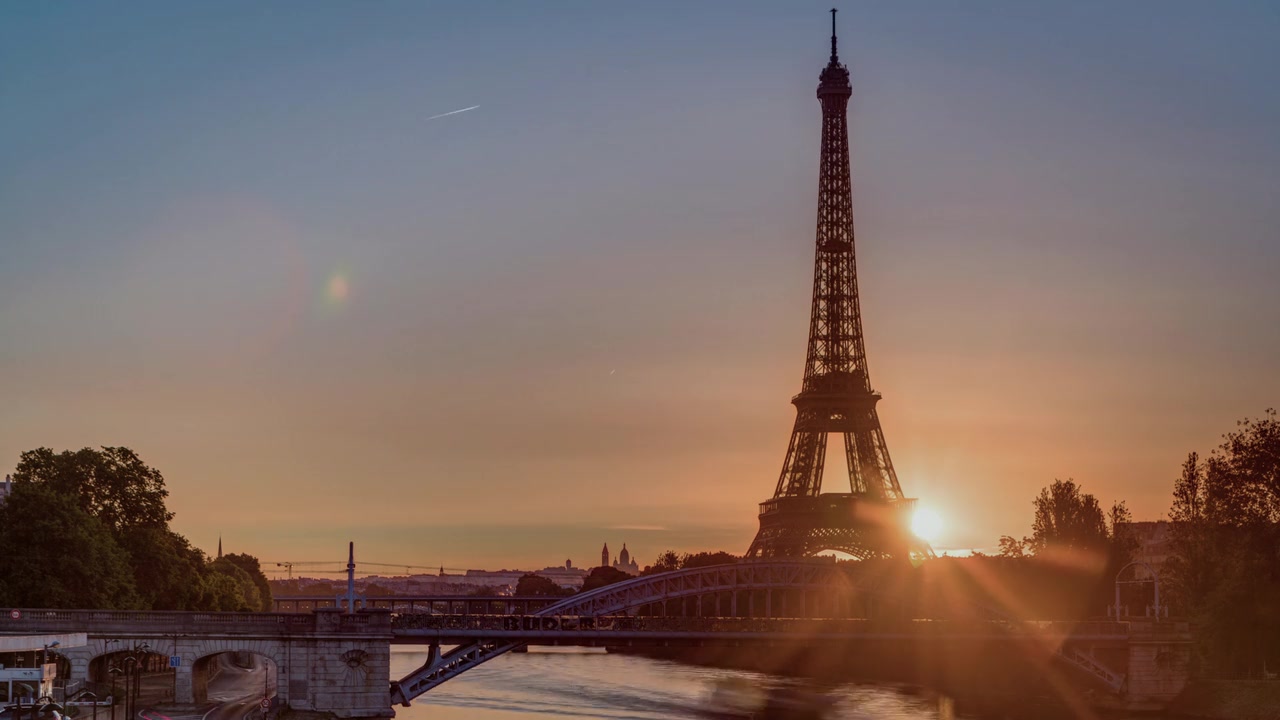 Emily_in_Paris_S01E04_A_Kiss_Is_Just_A_Kiss_720p_NF_WEB-DL_DDP5_1_x264-BTN_0615.jpg