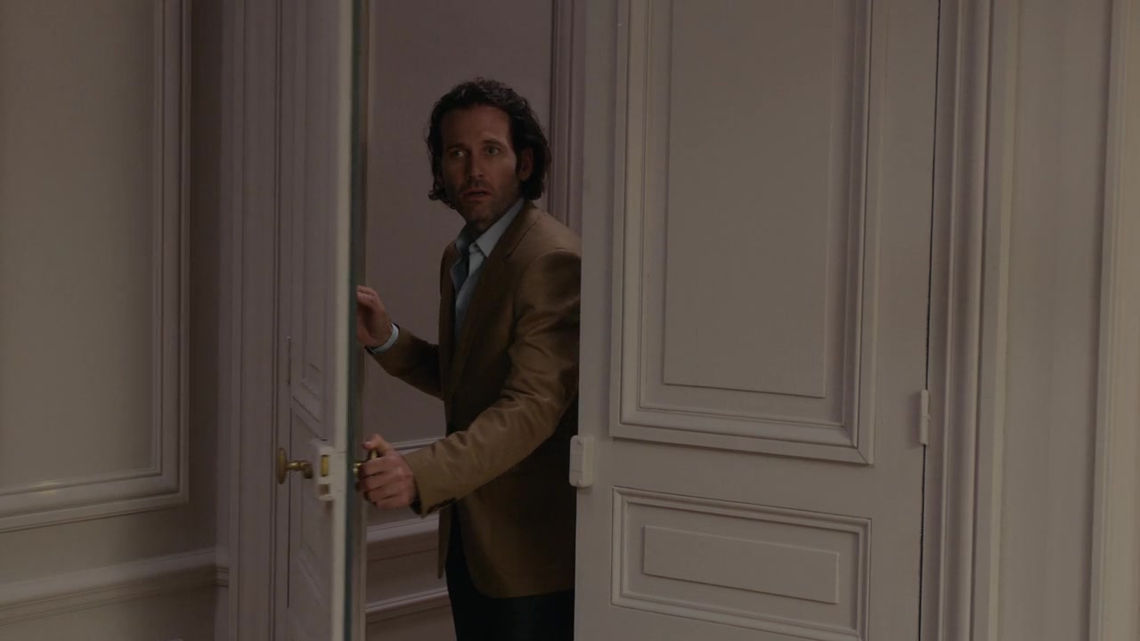 Emily_in_Paris_S01E04_A_Kiss_Is_Just_A_Kiss_720p_NF_WEB-DL_DDP5_1_x264-BTN_0624.jpg