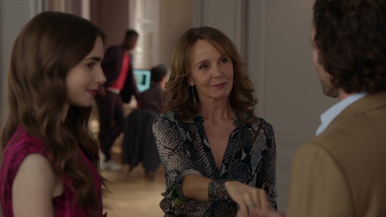 Emily_in_Paris_S01E04_A_Kiss_Is_Just_A_Kiss_720p_NF_WEB-DL_DDP5_1_x264-BTN_0637.jpg