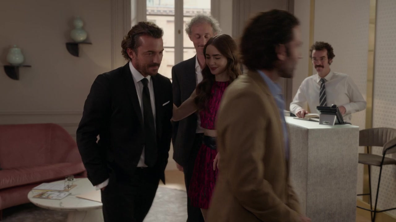 Emily_in_Paris_S01E04_A_Kiss_Is_Just_A_Kiss_720p_NF_WEB-DL_DDP5_1_x264-BTN_0648.jpg