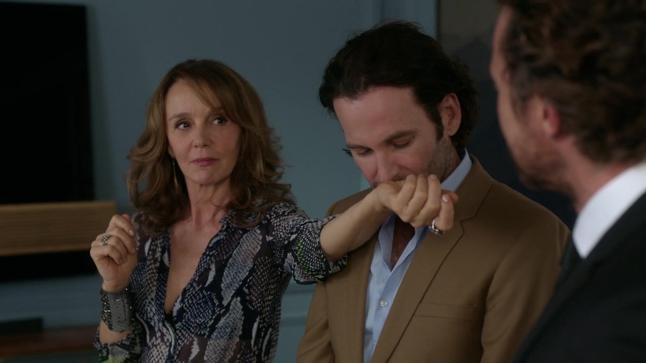 Emily_in_Paris_S01E04_A_Kiss_Is_Just_A_Kiss_720p_NF_WEB-DL_DDP5_1_x264-BTN_0682.jpg