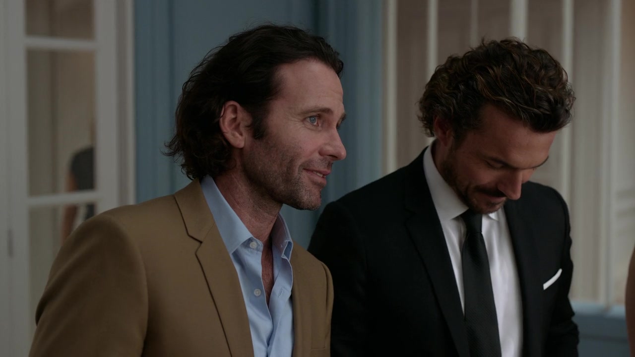Emily_in_Paris_S01E04_A_Kiss_Is_Just_A_Kiss_720p_NF_WEB-DL_DDP5_1_x264-BTN_0684.jpg