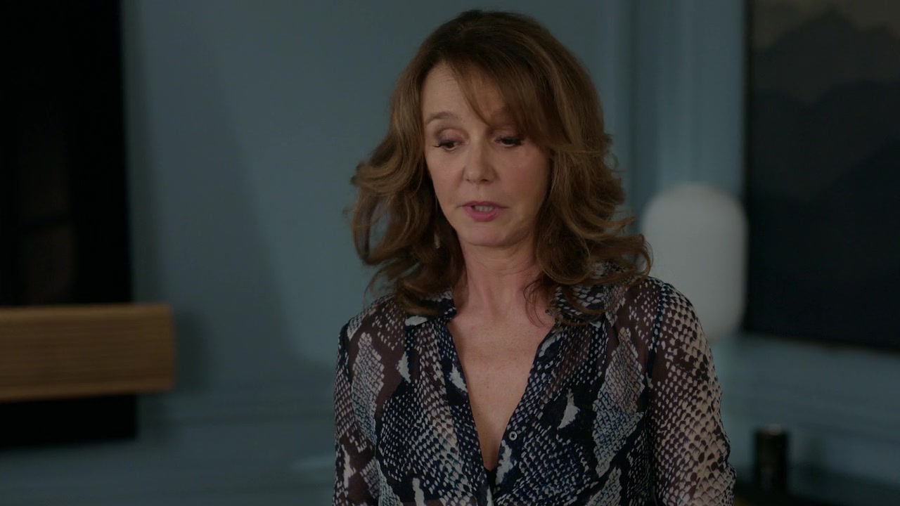 Emily_in_Paris_S01E04_A_Kiss_Is_Just_A_Kiss_720p_NF_WEB-DL_DDP5_1_x264-BTN_0687.jpg