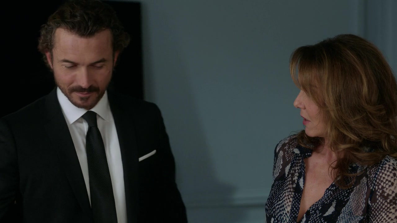 Emily_in_Paris_S01E04_A_Kiss_Is_Just_A_Kiss_720p_NF_WEB-DL_DDP5_1_x264-BTN_0693.jpg