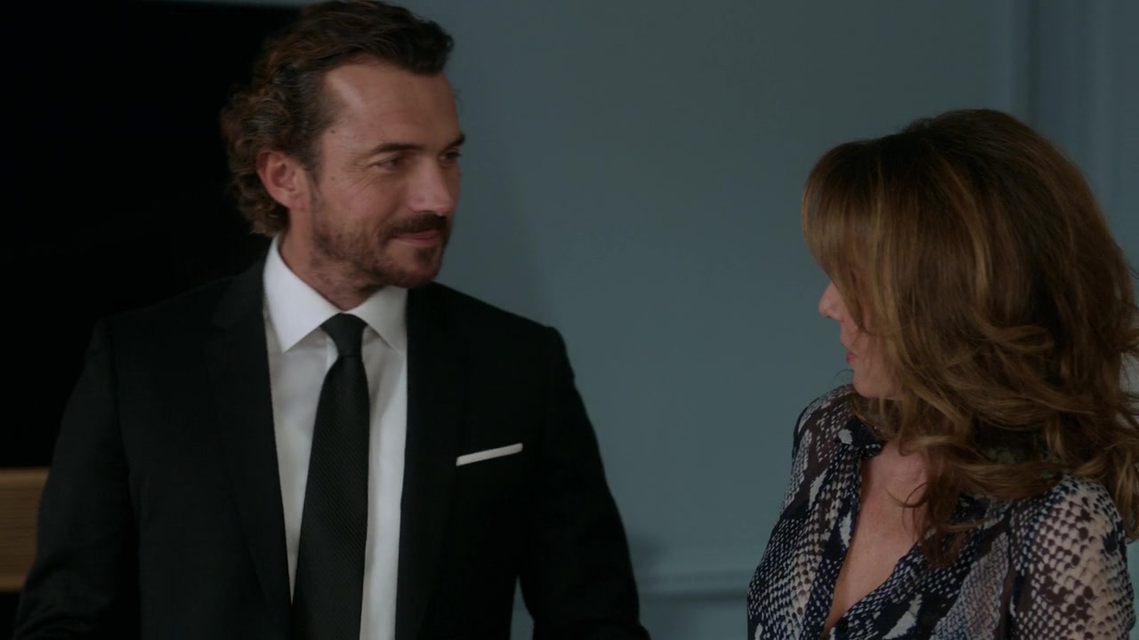 Emily_in_Paris_S01E04_A_Kiss_Is_Just_A_Kiss_720p_NF_WEB-DL_DDP5_1_x264-BTN_0694.jpg