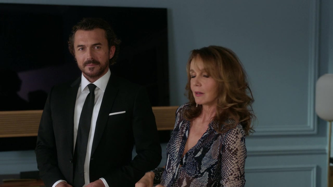 Emily_in_Paris_S01E04_A_Kiss_Is_Just_A_Kiss_720p_NF_WEB-DL_DDP5_1_x264-BTN_0697.jpg