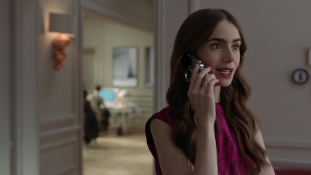 Emily_in_Paris_S01E04_A_Kiss_Is_Just_A_Kiss_720p_NF_WEB-DL_DDP5_1_x264-BTN_0715.jpg