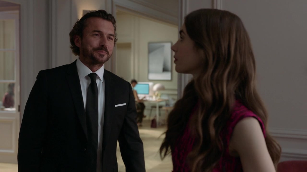 Emily_in_Paris_S01E04_A_Kiss_Is_Just_A_Kiss_720p_NF_WEB-DL_DDP5_1_x264-BTN_0726.jpg