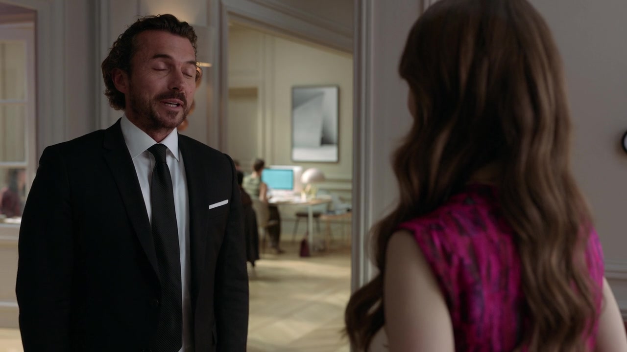 Emily_in_Paris_S01E04_A_Kiss_Is_Just_A_Kiss_720p_NF_WEB-DL_DDP5_1_x264-BTN_0731.jpg