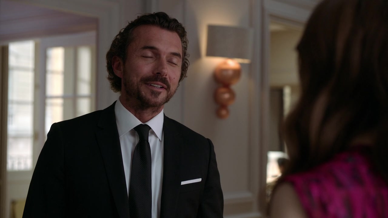 Emily_in_Paris_S01E04_A_Kiss_Is_Just_A_Kiss_720p_NF_WEB-DL_DDP5_1_x264-BTN_0737.jpg