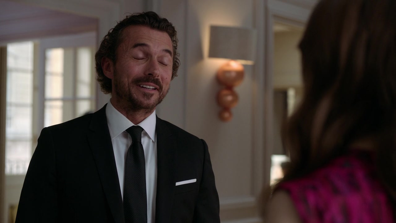 Emily_in_Paris_S01E04_A_Kiss_Is_Just_A_Kiss_720p_NF_WEB-DL_DDP5_1_x264-BTN_0747.jpg