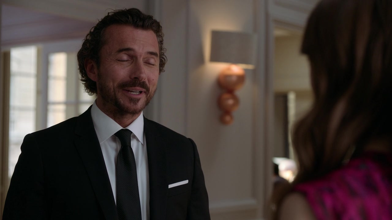 Emily_in_Paris_S01E04_A_Kiss_Is_Just_A_Kiss_720p_NF_WEB-DL_DDP5_1_x264-BTN_0750.jpg