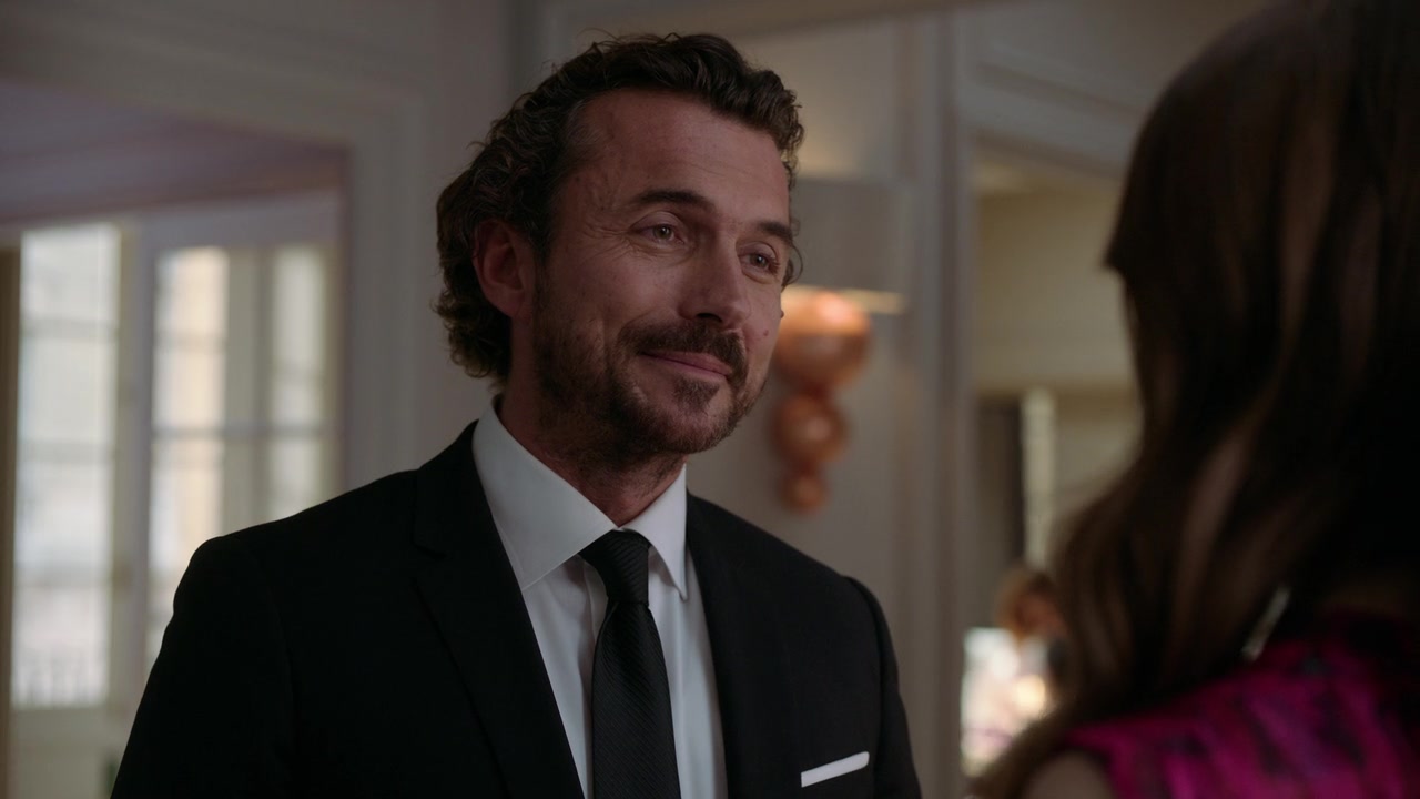 Emily_in_Paris_S01E04_A_Kiss_Is_Just_A_Kiss_720p_NF_WEB-DL_DDP5_1_x264-BTN_0764.jpg