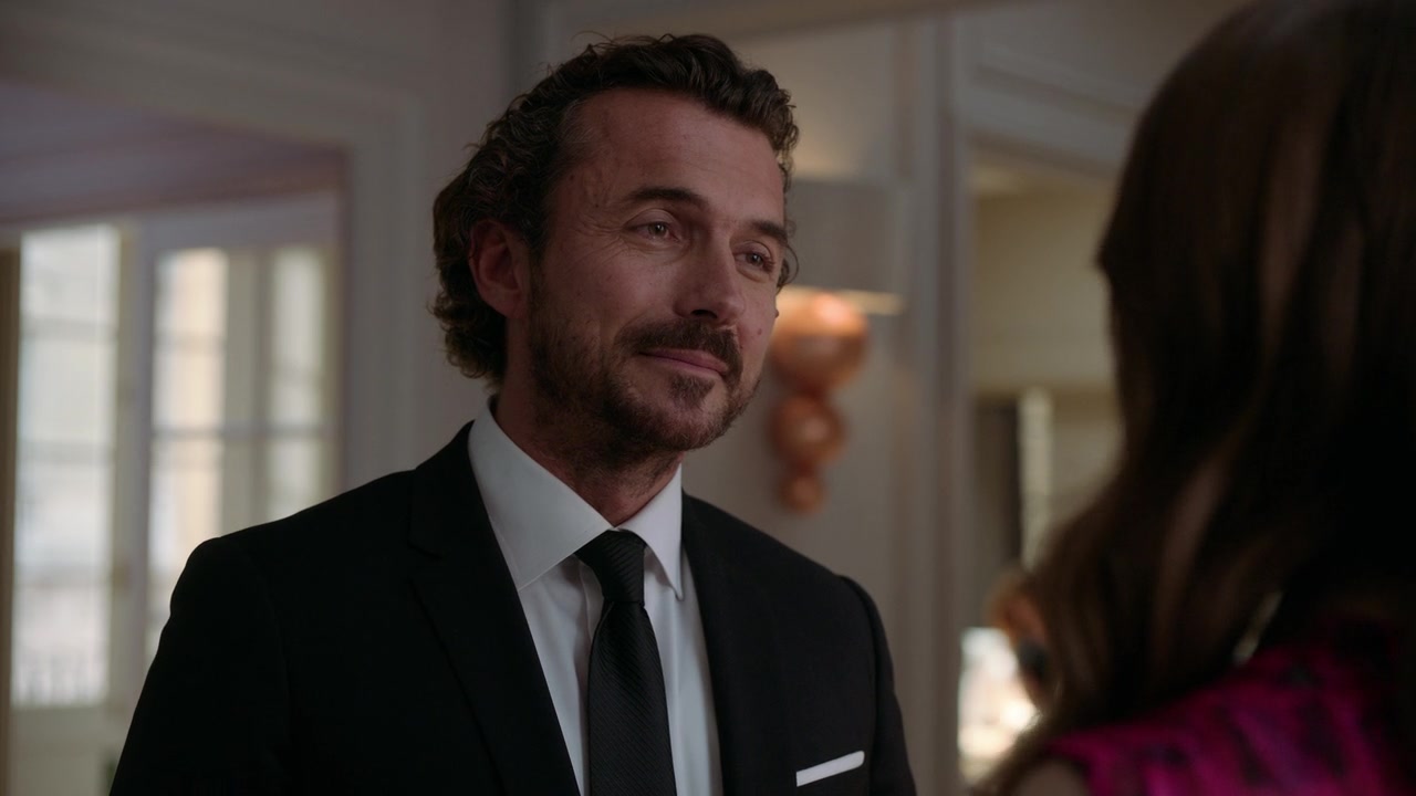 Emily_in_Paris_S01E04_A_Kiss_Is_Just_A_Kiss_720p_NF_WEB-DL_DDP5_1_x264-BTN_0765.jpg