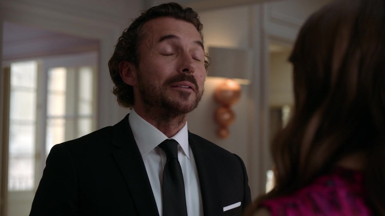 Emily_in_Paris_S01E04_A_Kiss_Is_Just_A_Kiss_720p_NF_WEB-DL_DDP5_1_x264-BTN_0768.jpg