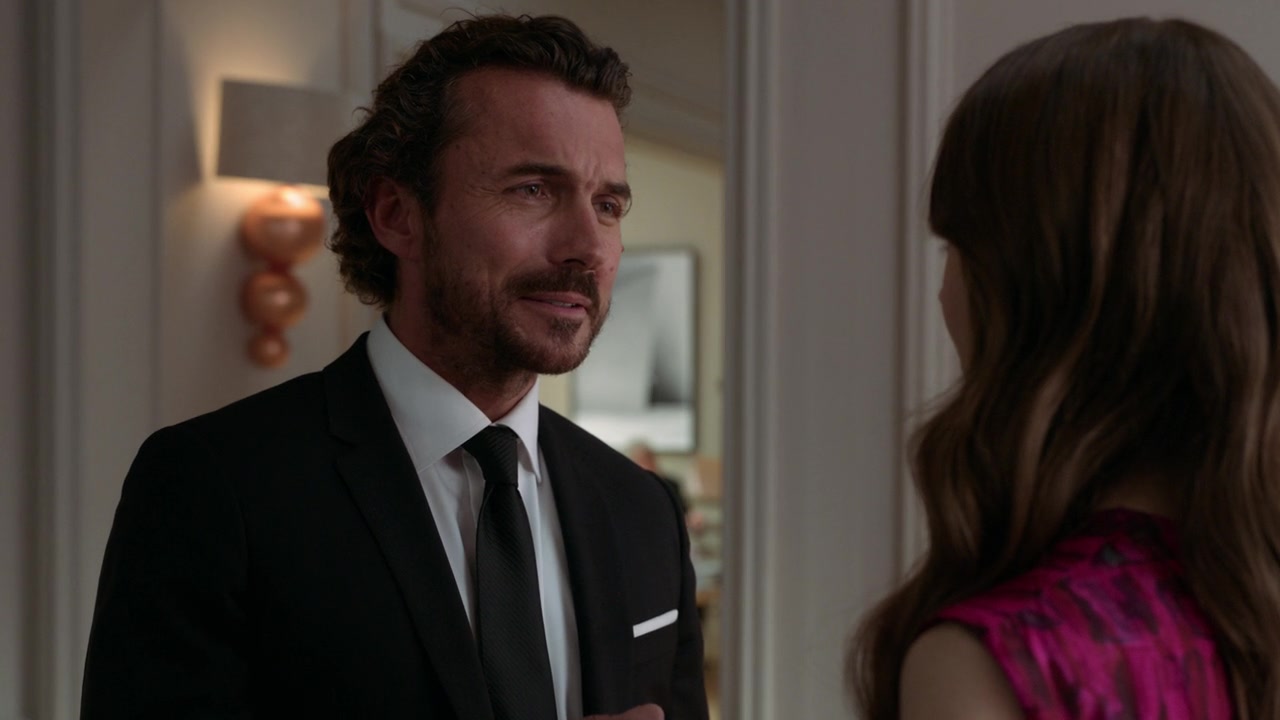 Emily_in_Paris_S01E04_A_Kiss_Is_Just_A_Kiss_720p_NF_WEB-DL_DDP5_1_x264-BTN_0775.jpg