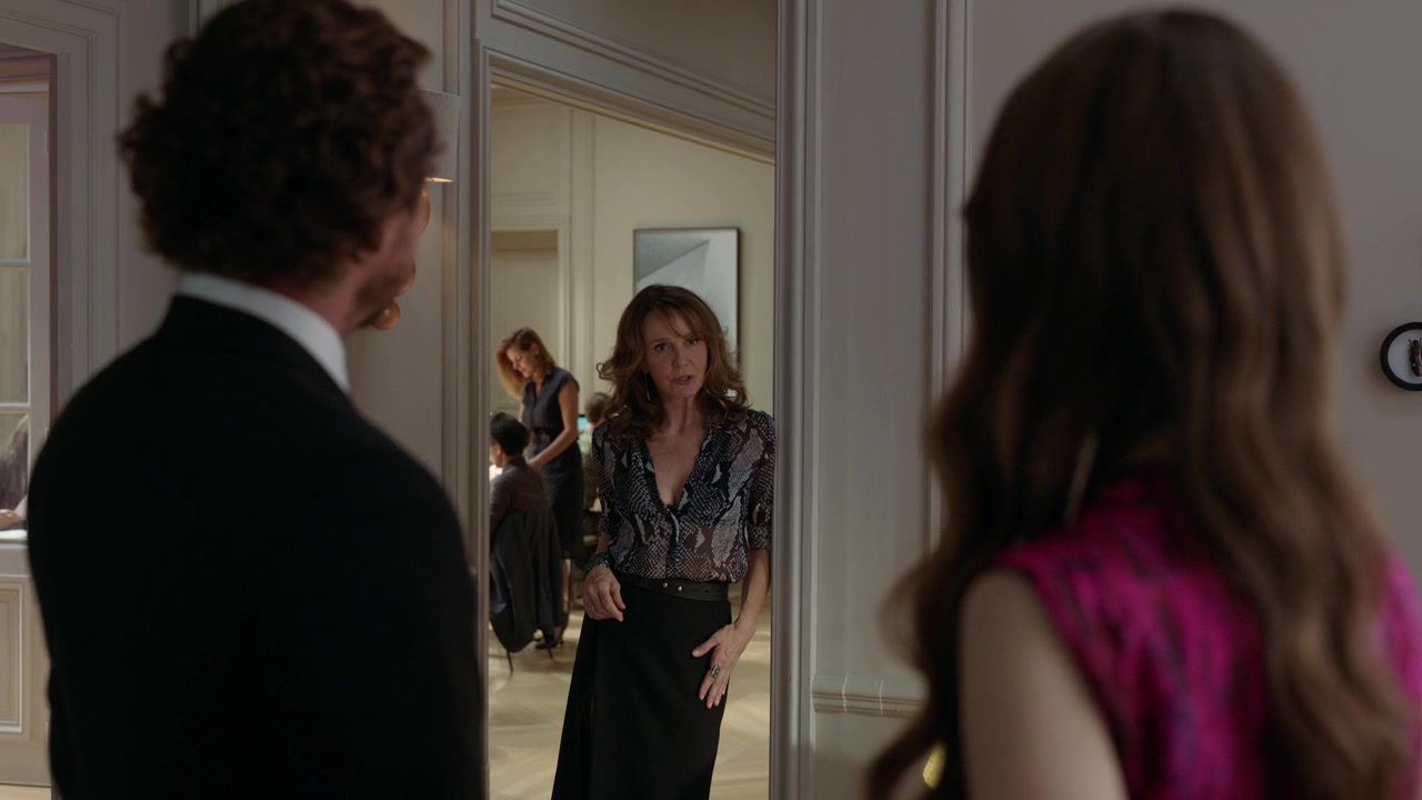 Emily_in_Paris_S01E04_A_Kiss_Is_Just_A_Kiss_720p_NF_WEB-DL_DDP5_1_x264-BTN_0778.jpg