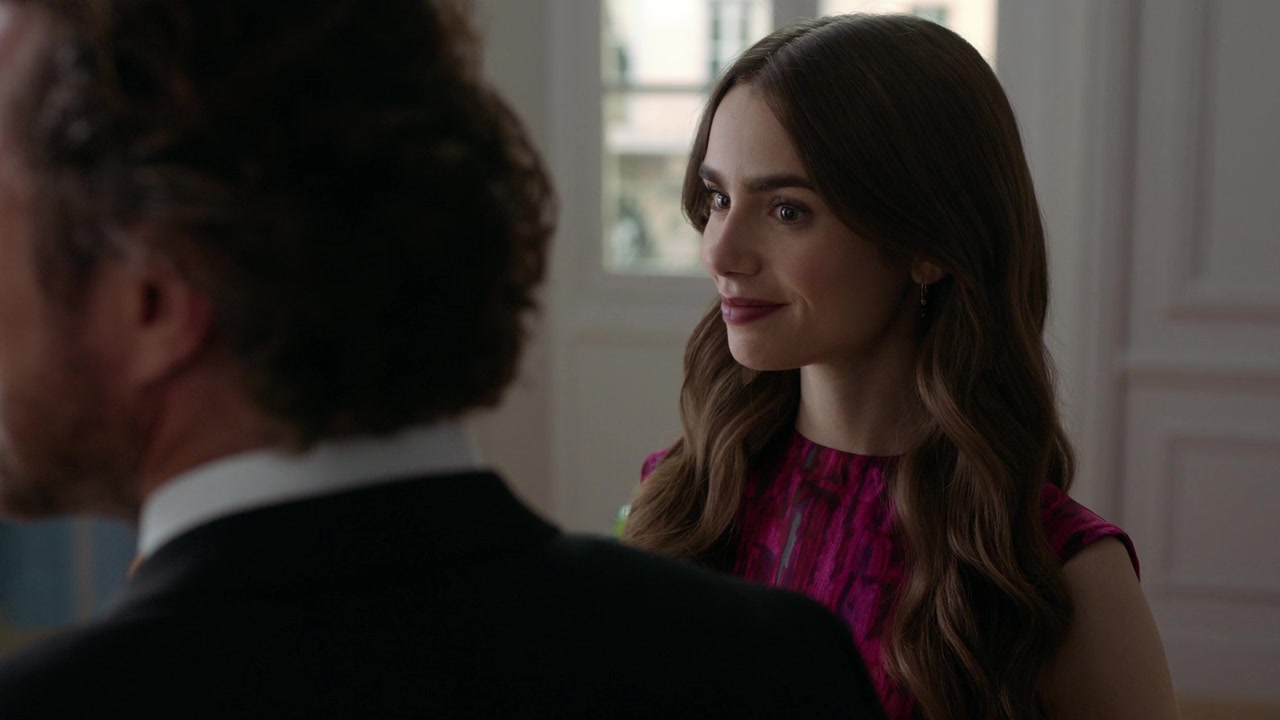Emily_in_Paris_S01E04_A_Kiss_Is_Just_A_Kiss_720p_NF_WEB-DL_DDP5_1_x264-BTN_0779.jpg