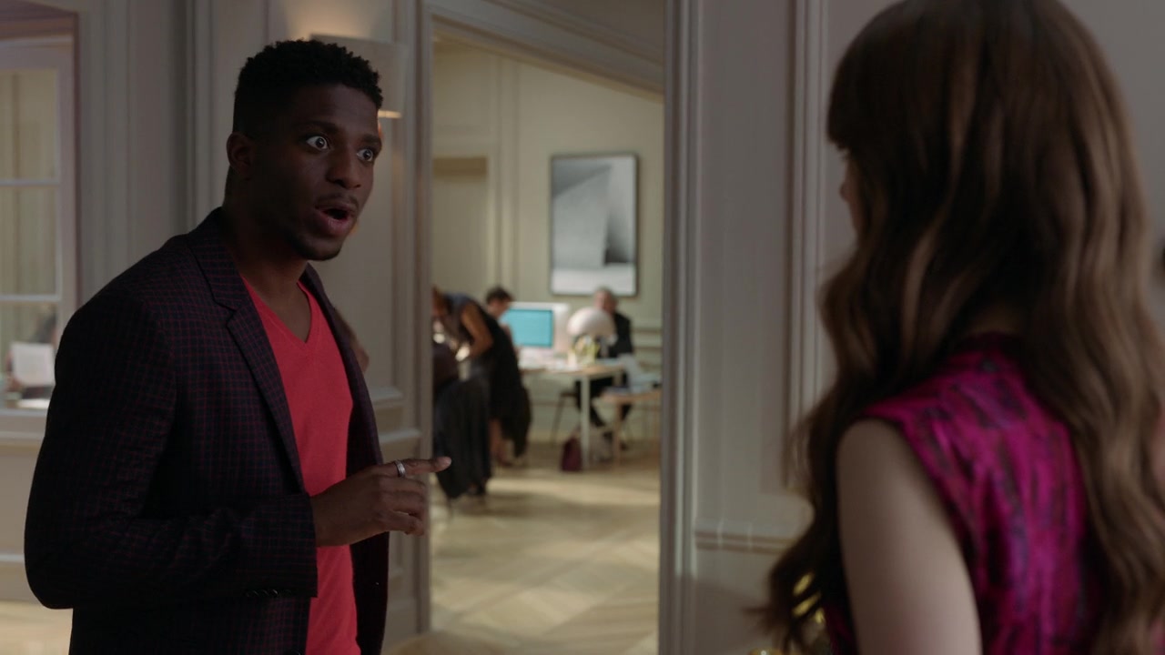 Emily_in_Paris_S01E04_A_Kiss_Is_Just_A_Kiss_720p_NF_WEB-DL_DDP5_1_x264-BTN_0786.jpg