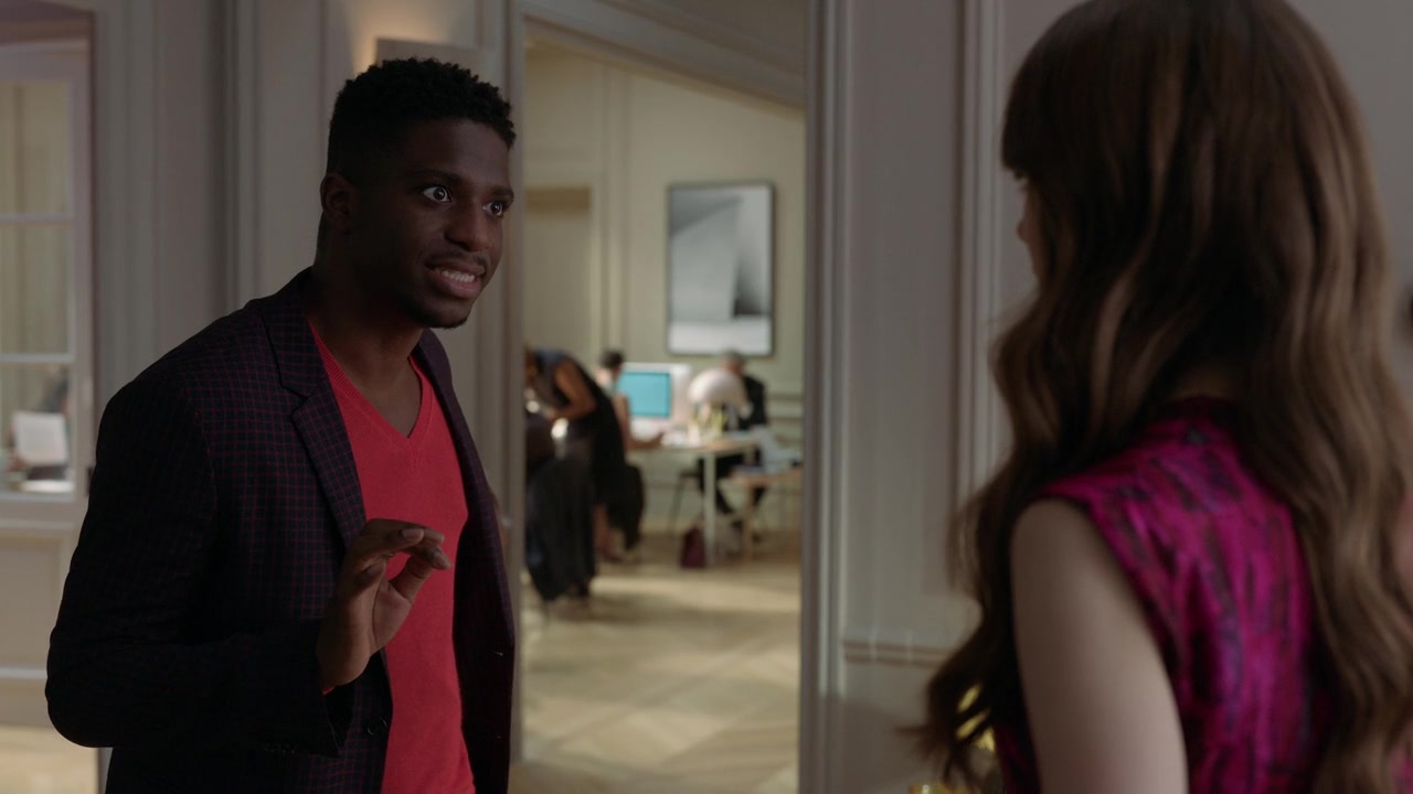 Emily_in_Paris_S01E04_A_Kiss_Is_Just_A_Kiss_720p_NF_WEB-DL_DDP5_1_x264-BTN_0787.jpg