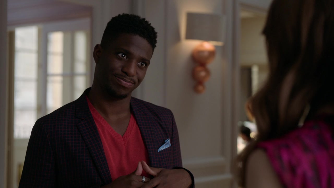 Emily_in_Paris_S01E04_A_Kiss_Is_Just_A_Kiss_720p_NF_WEB-DL_DDP5_1_x264-BTN_0790.jpg