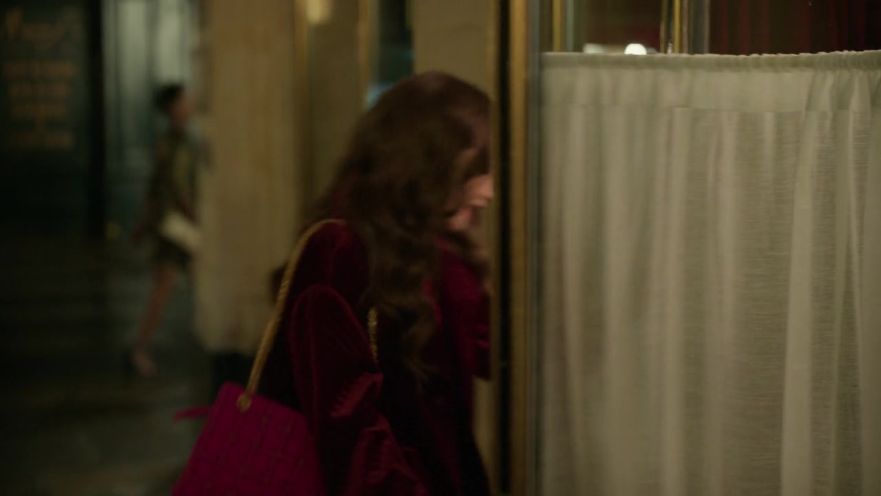 Emily_in_Paris_S01E04_A_Kiss_Is_Just_A_Kiss_720p_NF_WEB-DL_DDP5_1_x264-BTN_0804.jpg