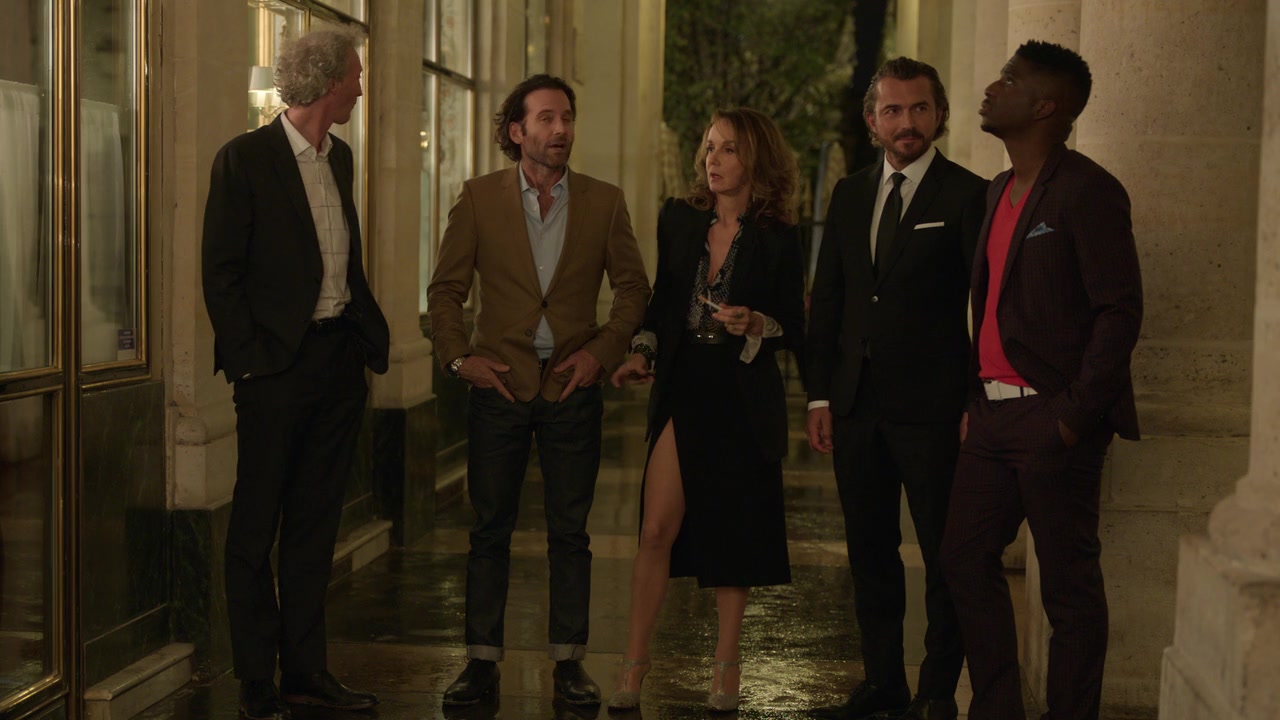 Emily_in_Paris_S01E04_A_Kiss_Is_Just_A_Kiss_720p_NF_WEB-DL_DDP5_1_x264-BTN_0810.jpg