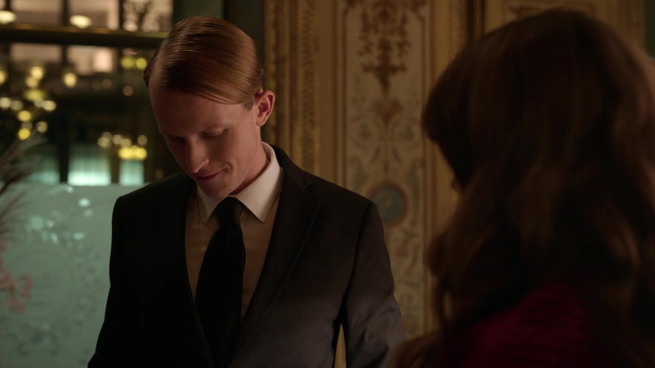Emily_in_Paris_S01E04_A_Kiss_Is_Just_A_Kiss_720p_NF_WEB-DL_DDP5_1_x264-BTN_0826.jpg