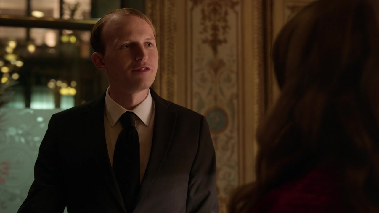 Emily_in_Paris_S01E04_A_Kiss_Is_Just_A_Kiss_720p_NF_WEB-DL_DDP5_1_x264-BTN_0836.jpg